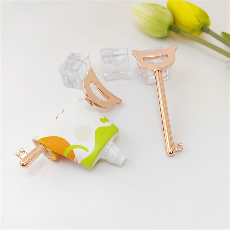 Natatanging disenyo ng key-shaped zinc alloy tube squeezer para sa toothpaste cosmetics cream color pack Natatanging disenyo ng key-shaped zinc alloy tube squeezer para sa toothpaste cosmetics cream color pack